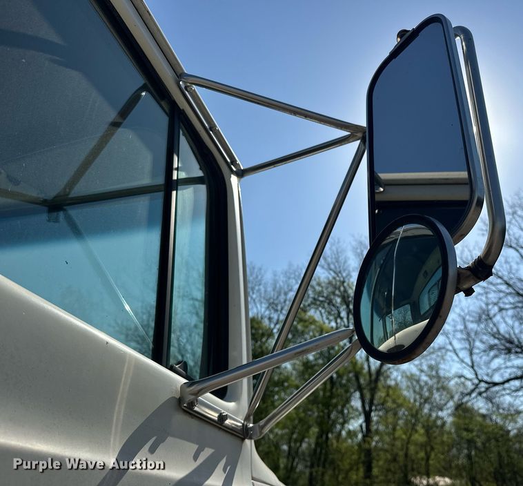 image for item EJ8652 1994 Ford LA9000 winch truck