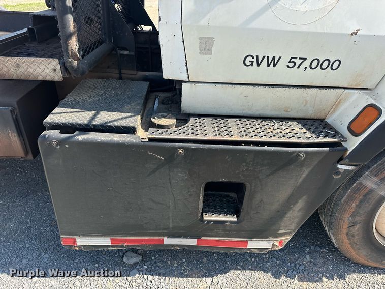 image for item EJ8652 1994 Ford LA9000 winch truck