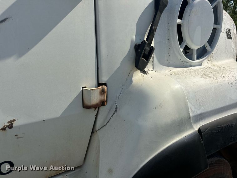 image for item EJ8652 1994 Ford LA9000 winch truck