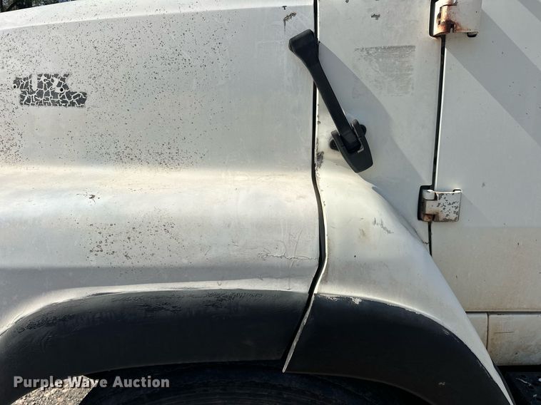 image for item EJ8652 1994 Ford LA9000 winch truck