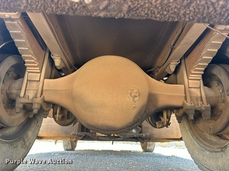 image for item EJ8652 1994 Ford LA9000 winch truck