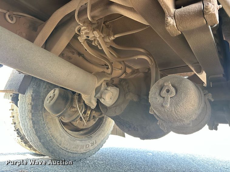 image for item EJ8652 1994 Ford LA9000 winch truck