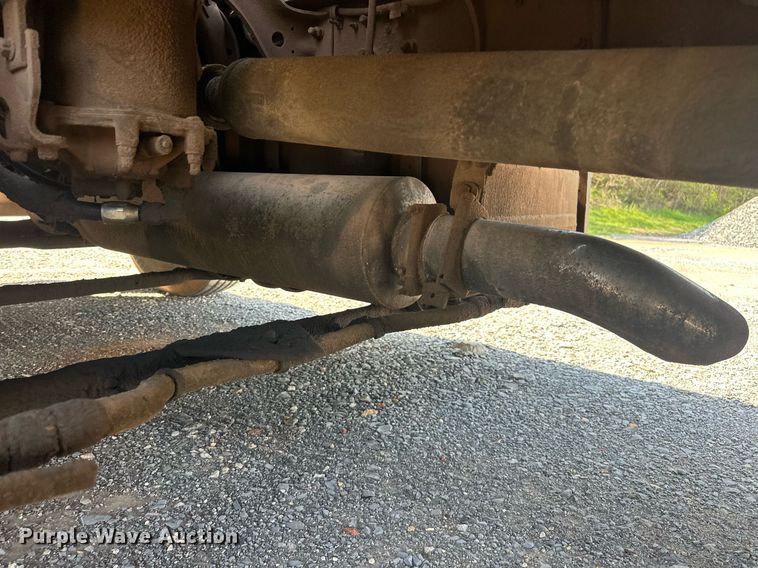 image for item EJ8652 1994 Ford LA9000 winch truck