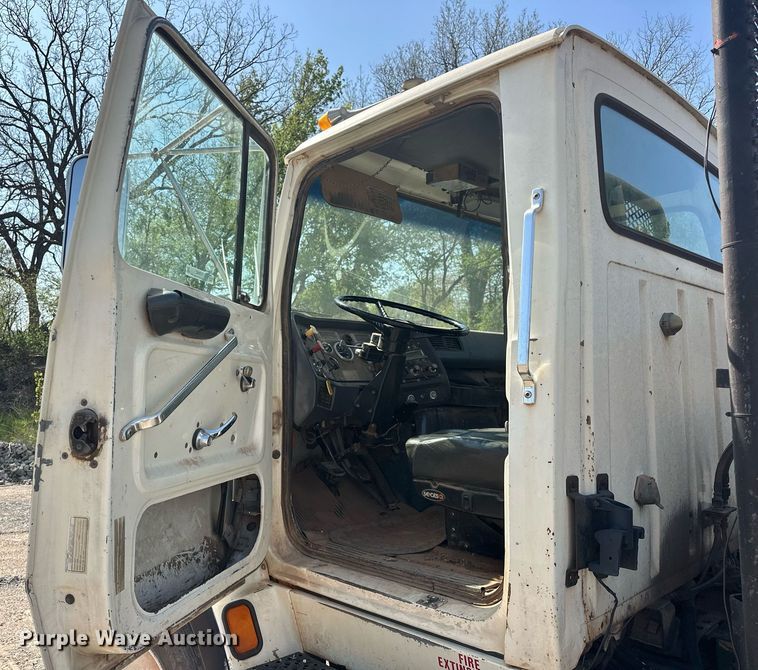 image for item EJ8652 1994 Ford LA9000 winch truck