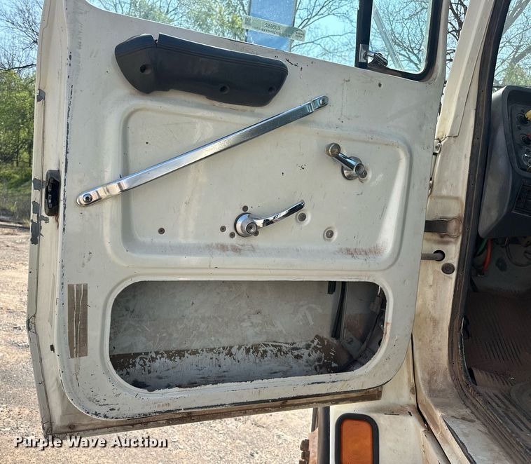 image for item EJ8652 1994 Ford LA9000 winch truck