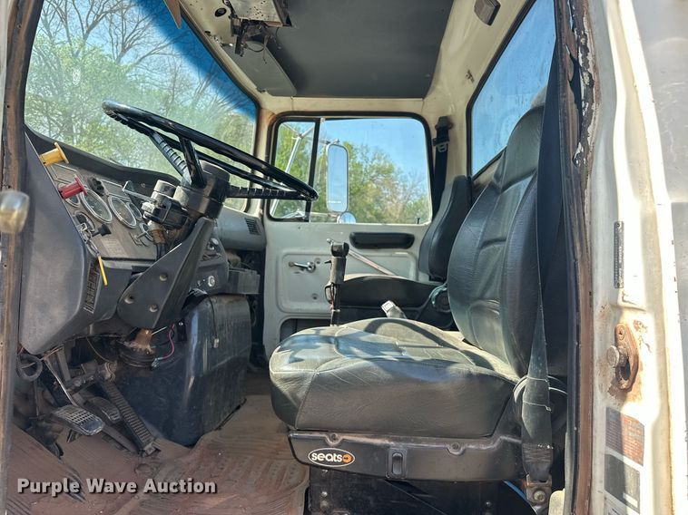 image for item EJ8652 1994 Ford LA9000 winch truck