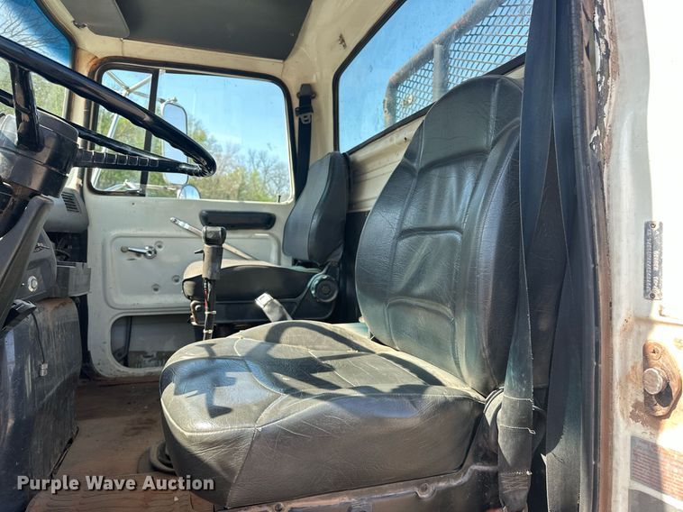 image for item EJ8652 1994 Ford LA9000 winch truck