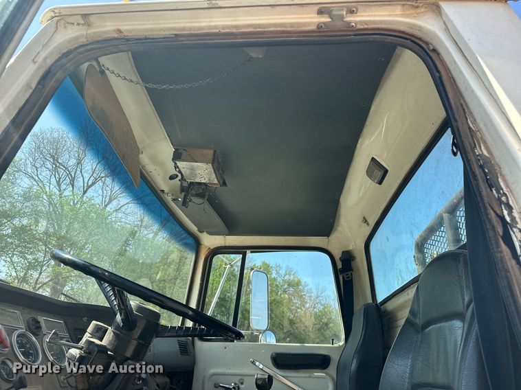 image for item EJ8652 1994 Ford LA9000 winch truck