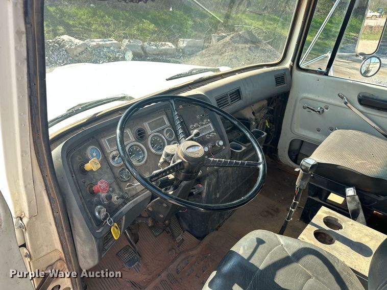 image for item EJ8652 1994 Ford LA9000 winch truck