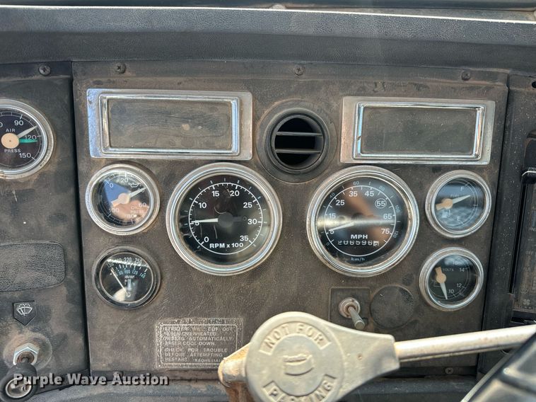 image for item EJ8652 1994 Ford LA9000 winch truck