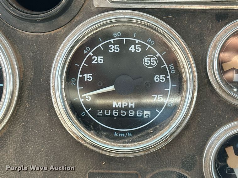 image for item EJ8652 1994 Ford LA9000 winch truck