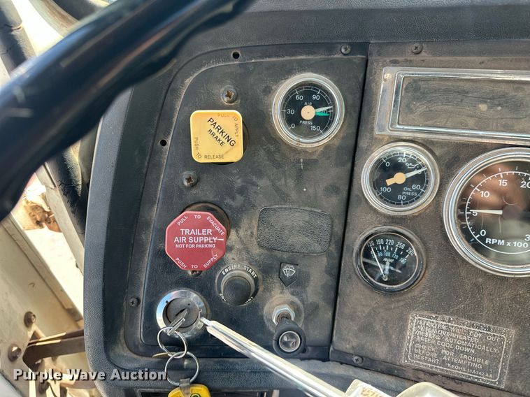 image for item EJ8652 1994 Ford LA9000 winch truck