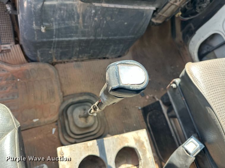 image for item EJ8652 1994 Ford LA9000 winch truck