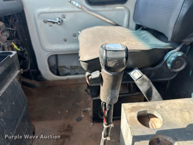 image for item EJ8652 1994 Ford LA9000 winch truck