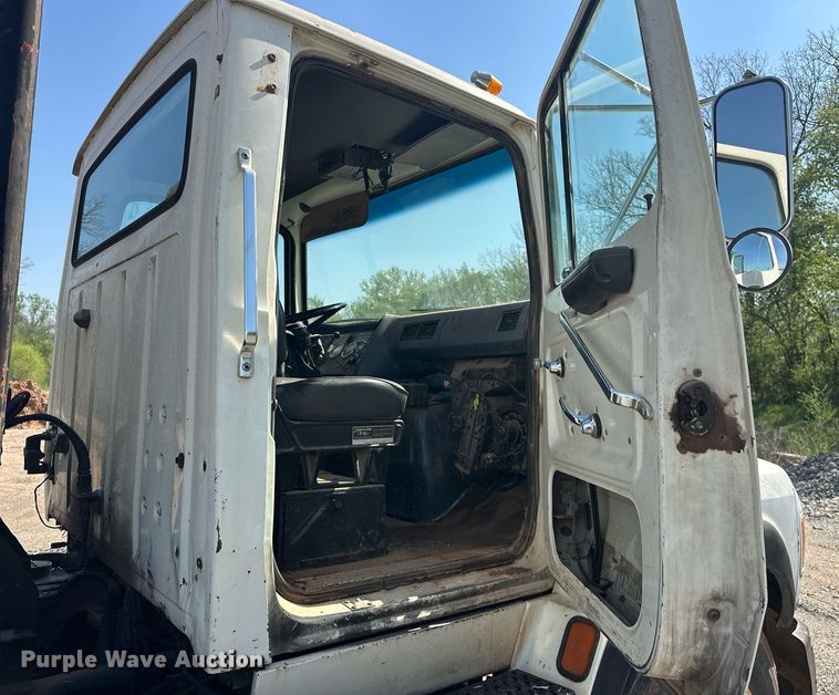 image for item EJ8652 1994 Ford LA9000 winch truck