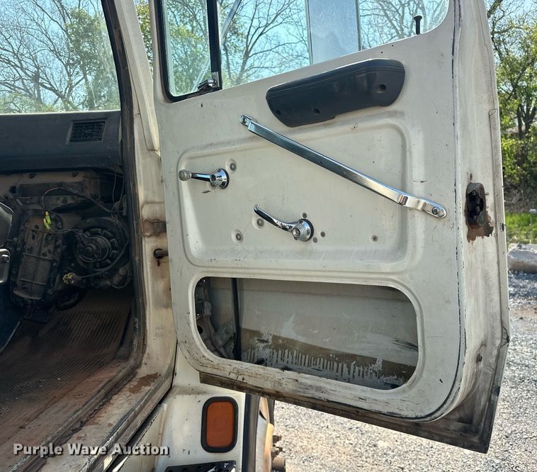 image for item EJ8652 1994 Ford LA9000 winch truck