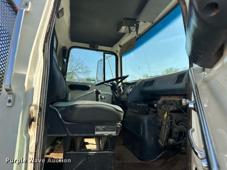 image for item EJ8652 1994 Ford LA9000 winch truck