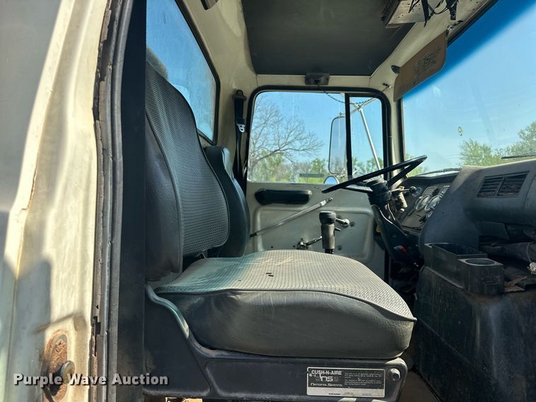 image for item EJ8652 1994 Ford LA9000 winch truck