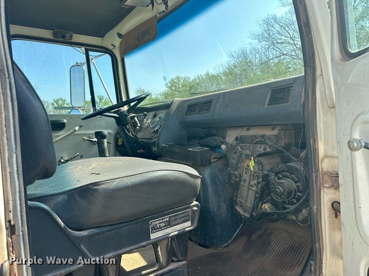 image for item EJ8652 1994 Ford LA9000 winch truck