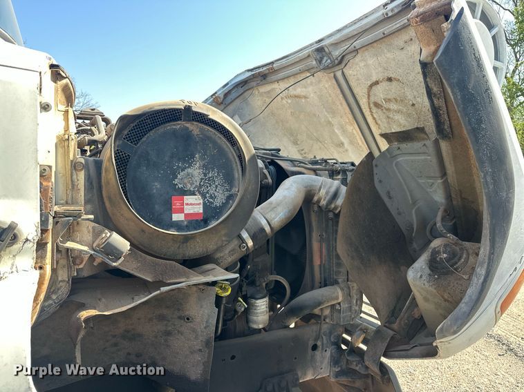 image for item EJ8652 1994 Ford LA9000 winch truck