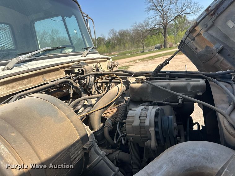 image for item EJ8652 1994 Ford LA9000 winch truck