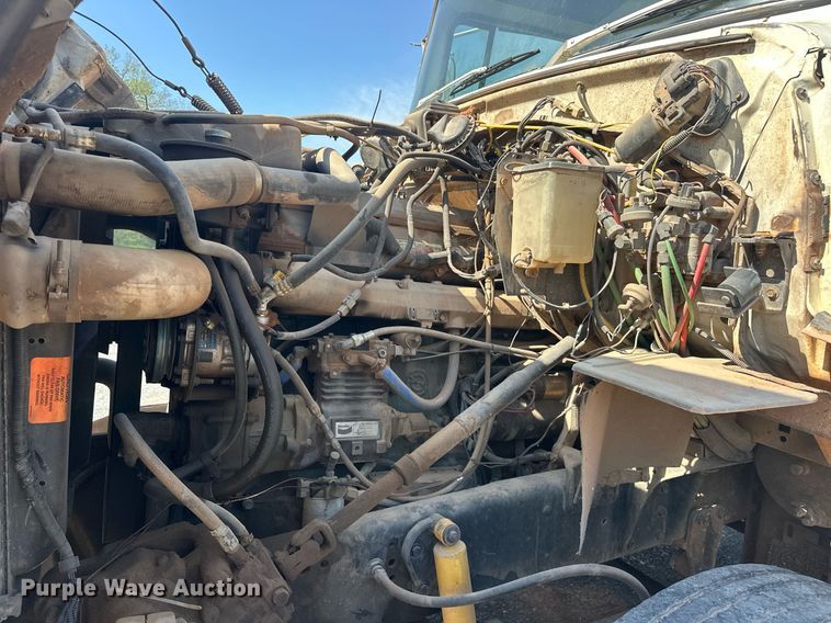 image for item EJ8652 1994 Ford LA9000 winch truck