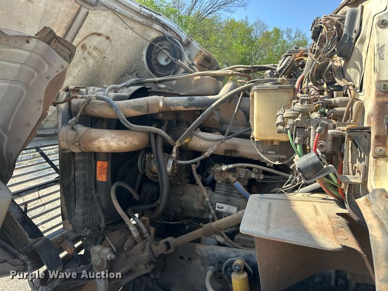 image for item EJ8652 1994 Ford LA9000 winch truck