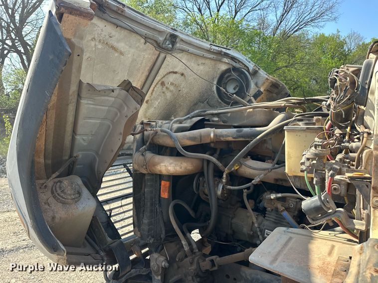 image for item EJ8652 1994 Ford LA9000 winch truck