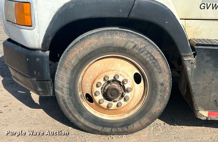 image for item EJ8652 1994 Ford LA9000 winch truck