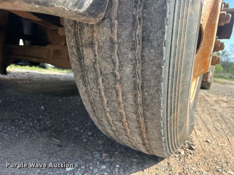 image for item EJ8652 1994 Ford LA9000 winch truck