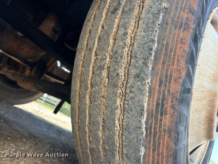 image for item EJ8652 1994 Ford LA9000 winch truck