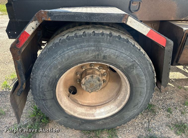 image for item EJ8652 1994 Ford LA9000 winch truck