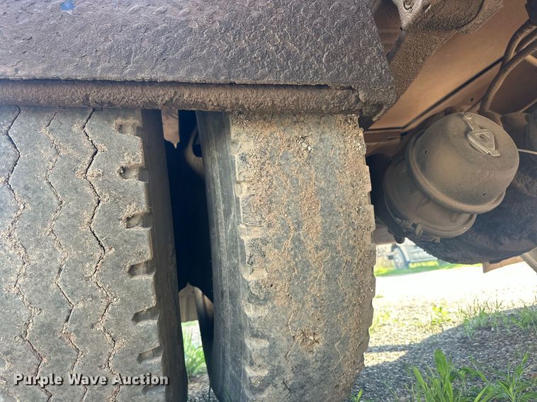 image for item EJ8652 1994 Ford LA9000 winch truck