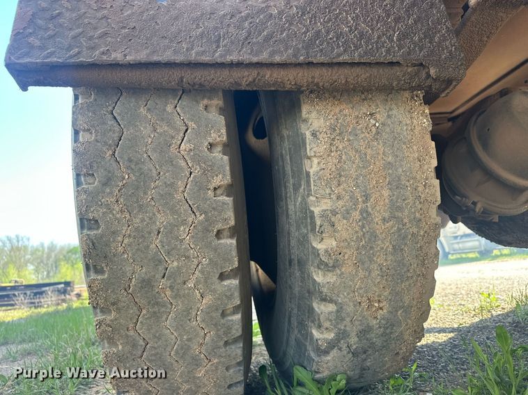 image for item EJ8652 1994 Ford LA9000 winch truck