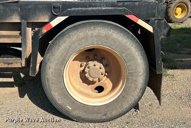 image for item EJ8652 1994 Ford LA9000 winch truck