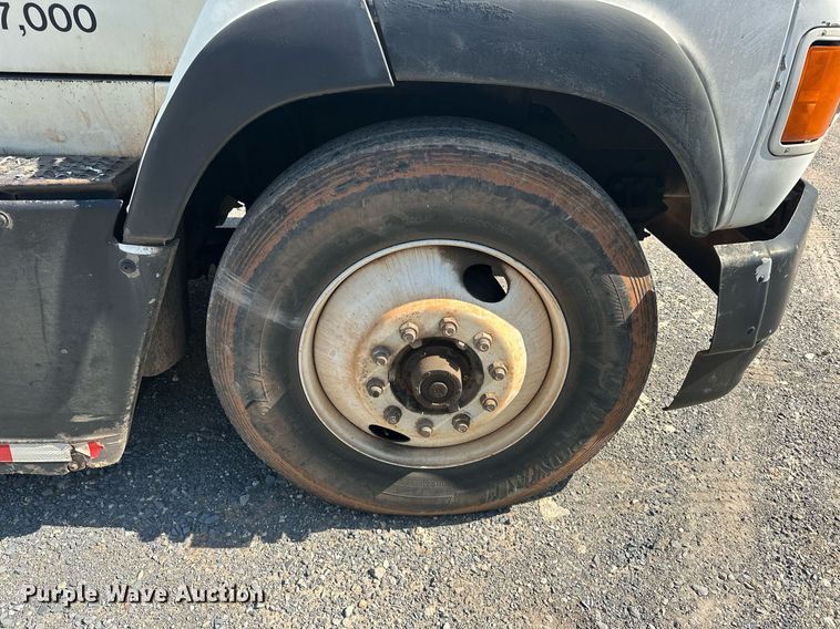 image for item EJ8652 1994 Ford LA9000 winch truck