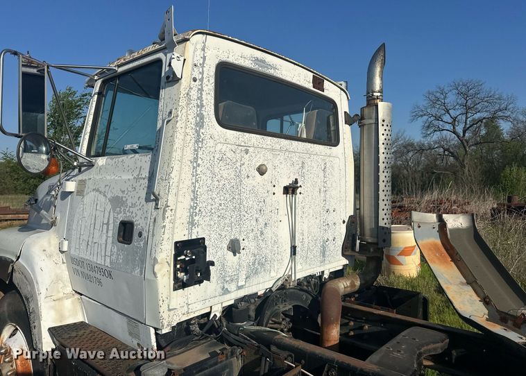 image for item EJ8655 1992 Ford LA9000 truck cab and chassis