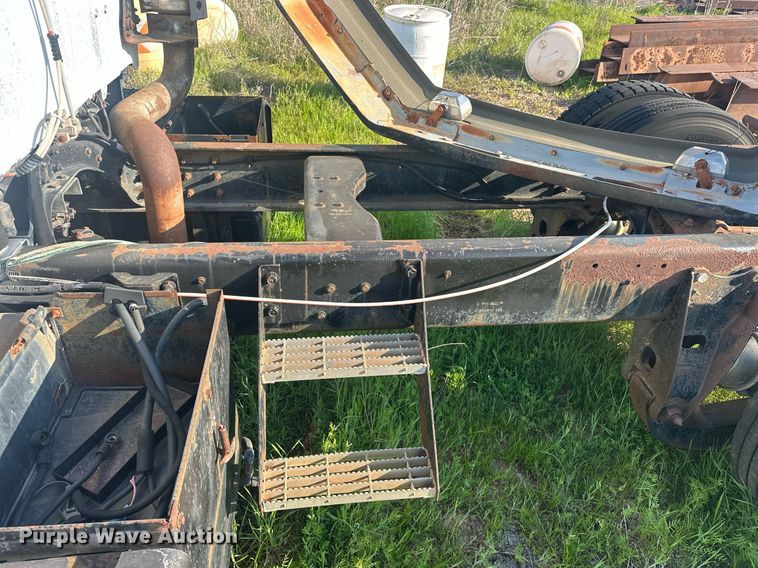 image for item EJ8655 1992 Ford LA9000 truck cab and chassis