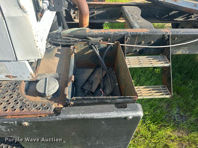 image for item EJ8655 1992 Ford LA9000 truck cab and chassis