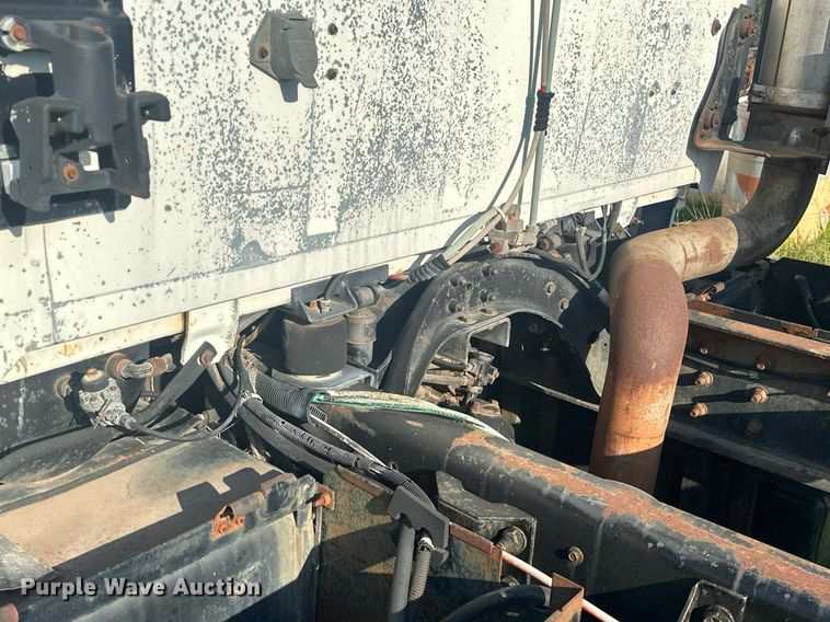 image for item EJ8655 1992 Ford LA9000 truck cab and chassis