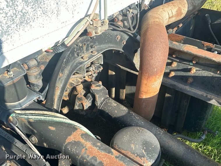 image for item EJ8655 1992 Ford LA9000 truck cab and chassis