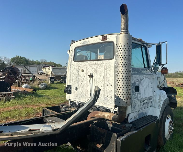 image for item EJ8655 1992 Ford LA9000 truck cab and chassis