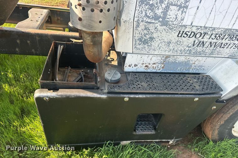 image for item EJ8655 1992 Ford LA9000 truck cab and chassis