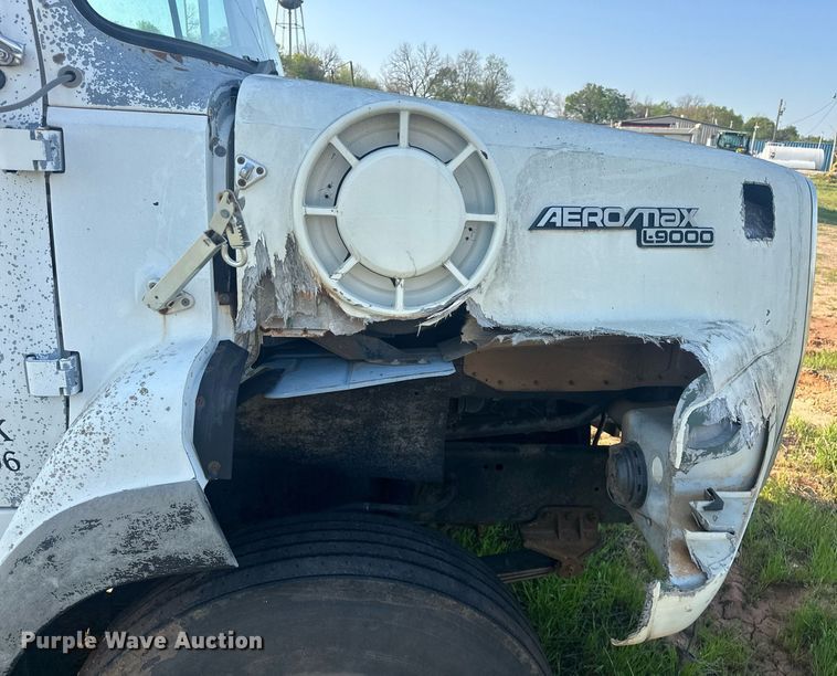 image for item EJ8655 1992 Ford LA9000 truck cab and chassis