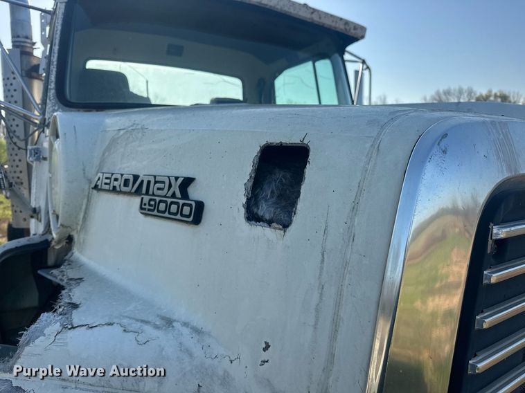 image for item EJ8655 1992 Ford LA9000 truck cab and chassis