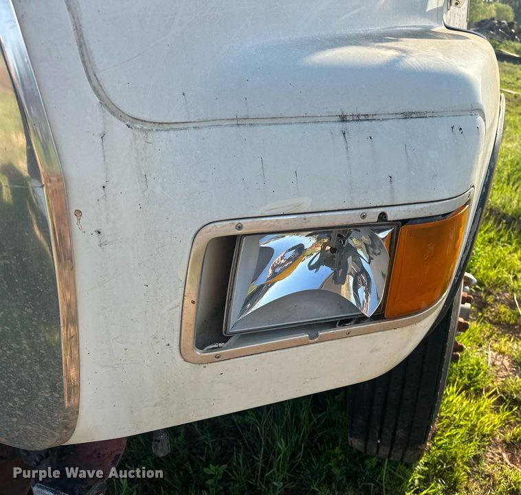 image for item EJ8655 1992 Ford LA9000 truck cab and chassis