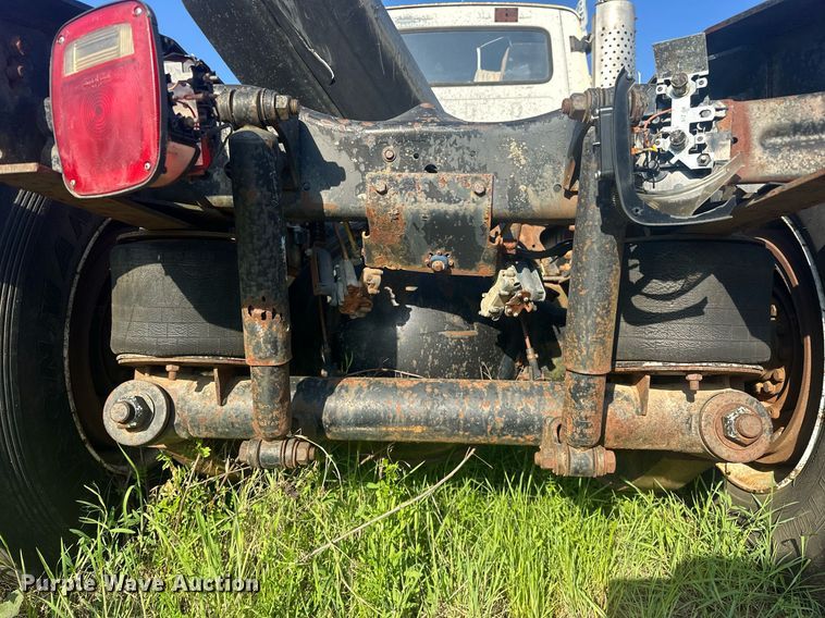 image for item EJ8655 1992 Ford LA9000 truck cab and chassis