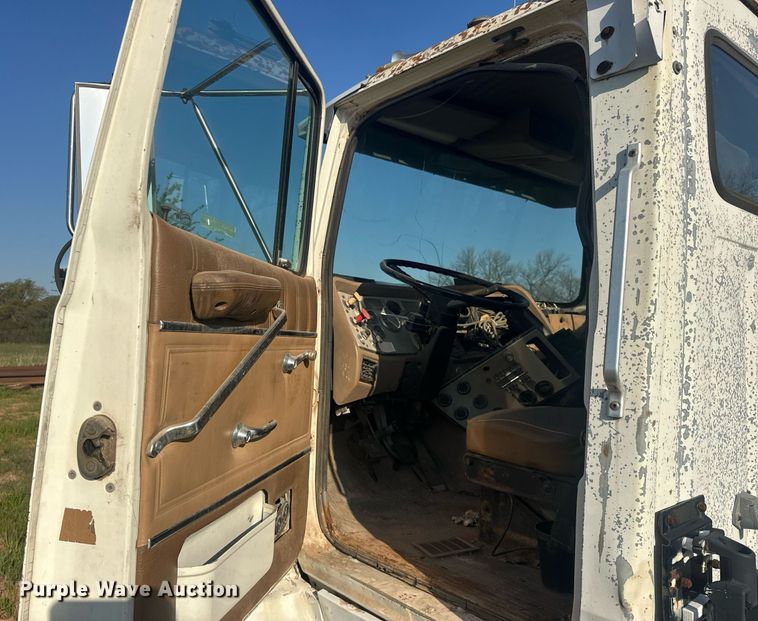 image for item EJ8655 1992 Ford LA9000 truck cab and chassis