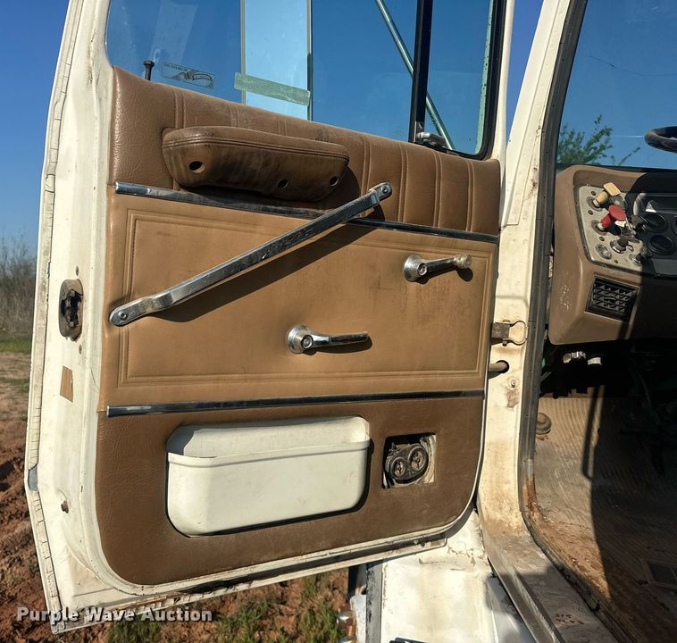 image for item EJ8655 1992 Ford LA9000 truck cab and chassis