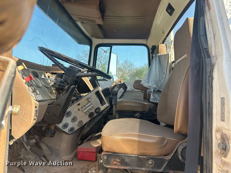 image for item EJ8655 1992 Ford LA9000 truck cab and chassis